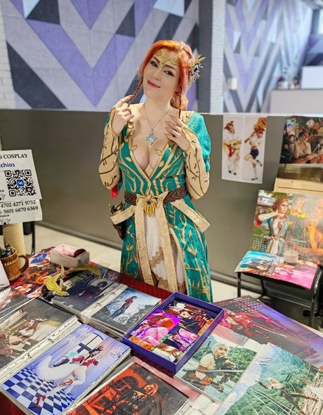 Anya Ichios photo 9