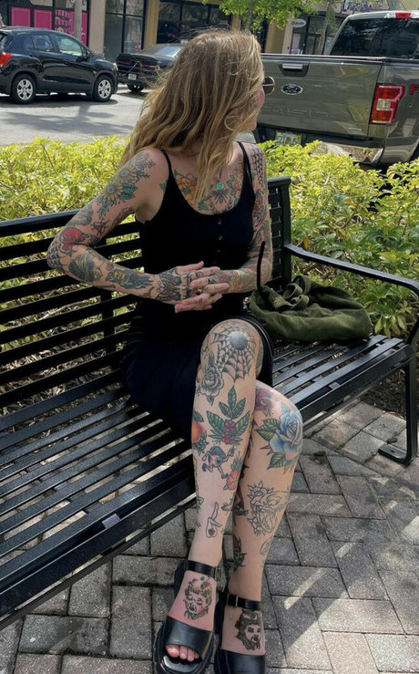 Apimpnamedslickkat photo 1