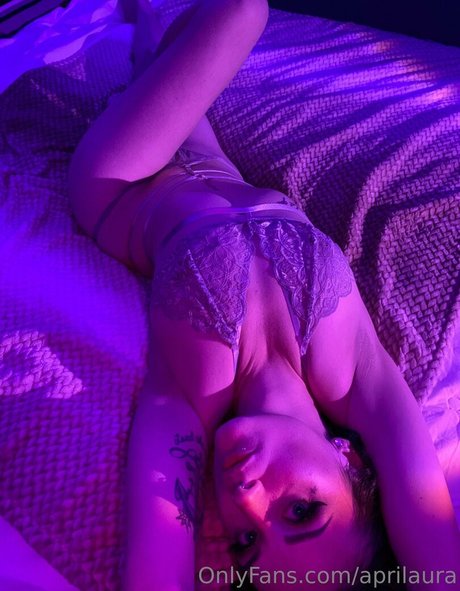 Aprilaura photo 28