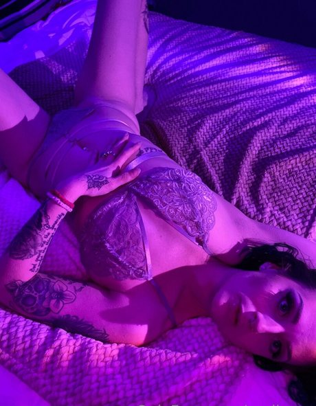 Aprilaura photo 33