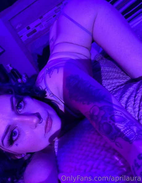Aprilaura photo 37