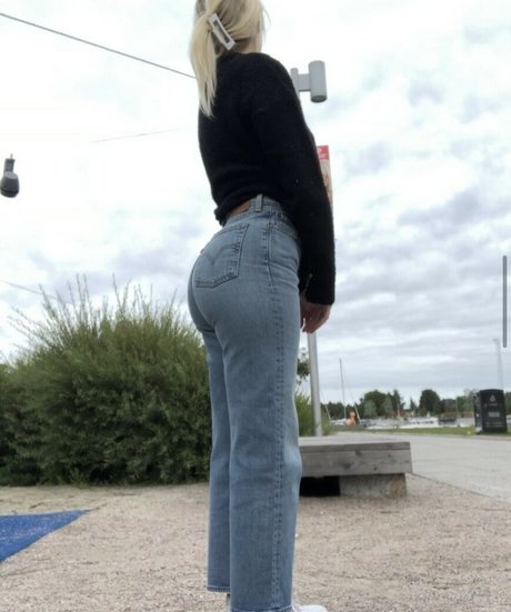 Arielle Burstrom photo 10