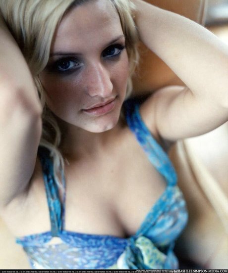 Ashlee Simpson Ross photo 3