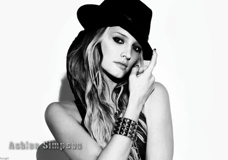 Ashlee Simpson Ross photo 33