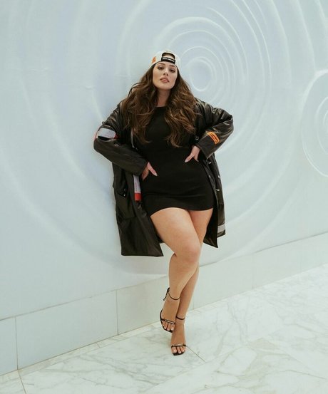 Ashley Graham photo 400
