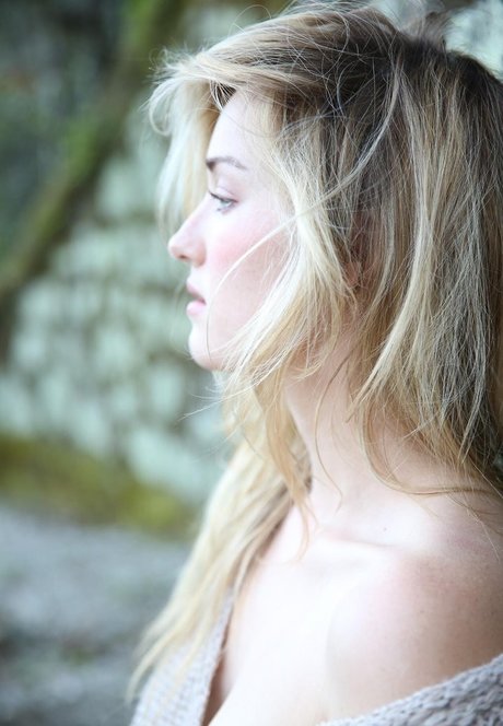 Ashley Johnson photo 38