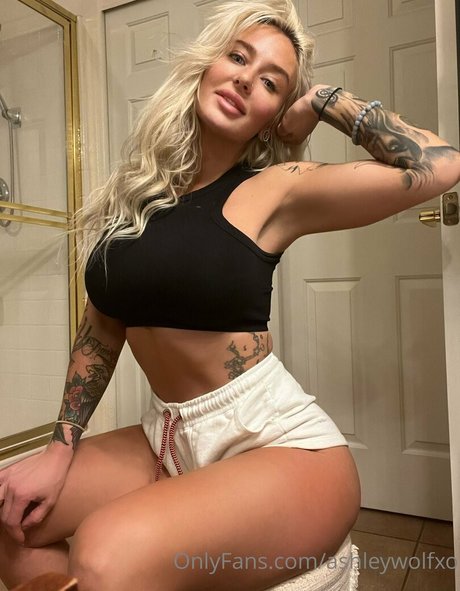 Ashleywolfxo photo 51
