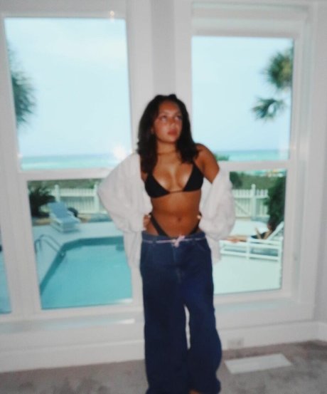 Avani Gregg photo 42