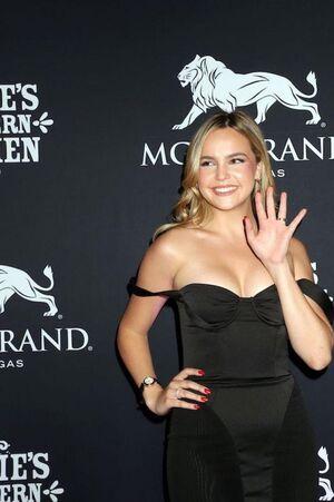 Bailee Madison photo 12