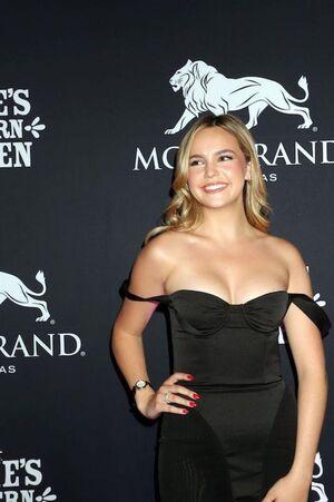 Bailee Madison photo 14