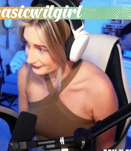 BasicWitGirl photo 39