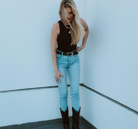 BasicWitGirl photo 100