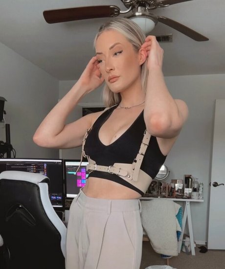 BasicWitGirl photo 303