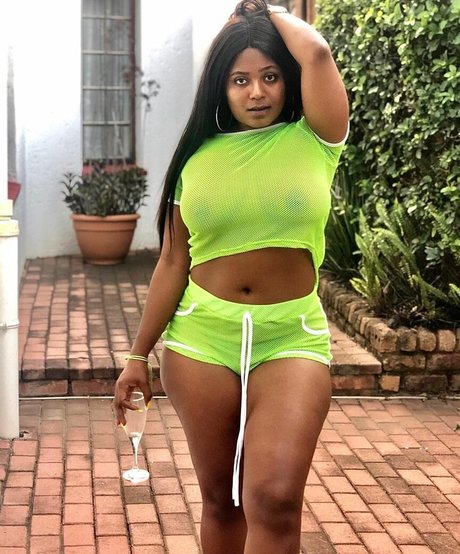 Bella Batista photo 3