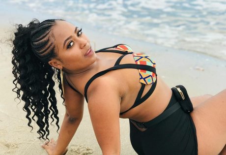 Bella Batista photo 25