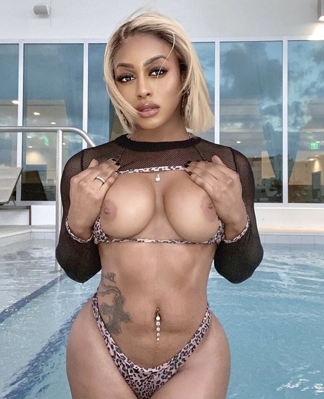 Bella La Femme photo 3