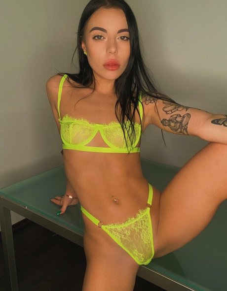 Bellablackfree photo 2