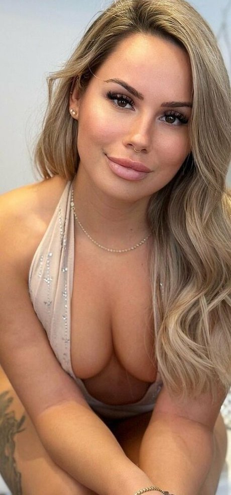 Belle Emmanuelle photo 1