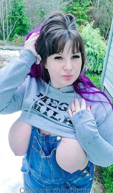 Bigtittykitty7 photo 20