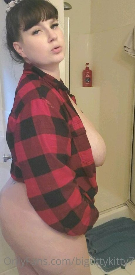 Bigtittykitty7 photo 22