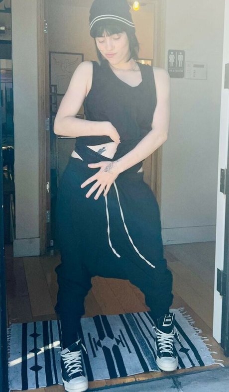 Billie Eilish photo 310