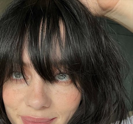 Billie Eilish photo 350