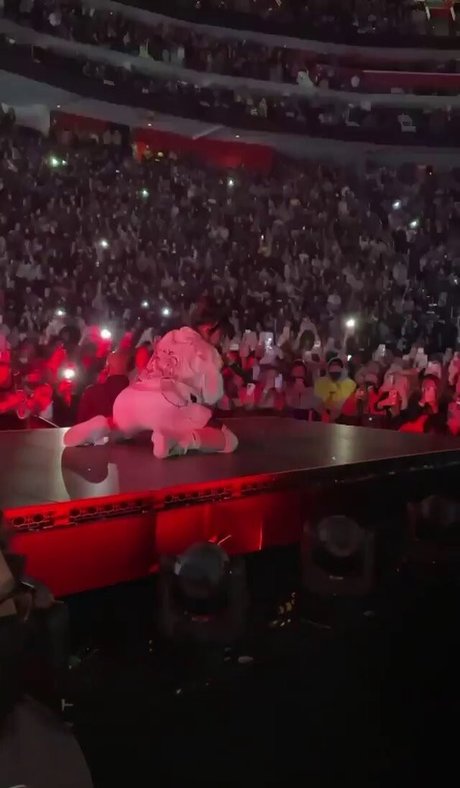 Billie Eilish photo 427