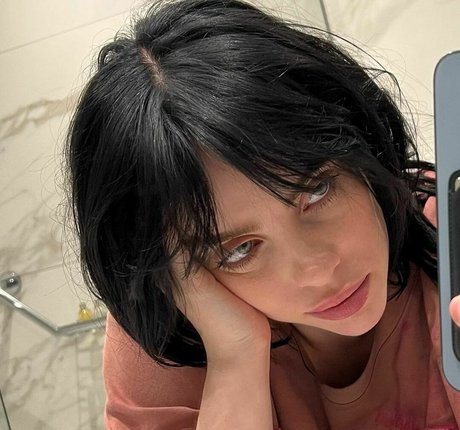 Billie Eilish photo 509