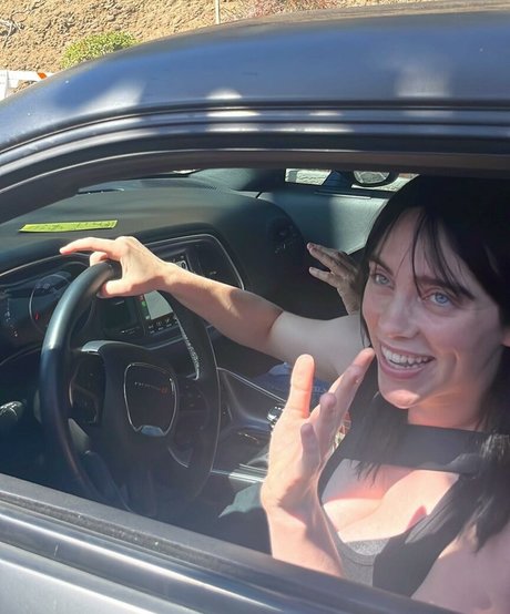 Billie Eilish photo 526
