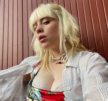 Billie Eilish photo 931