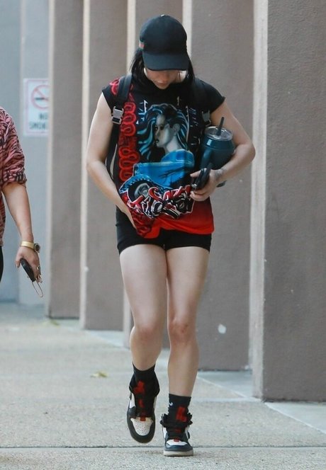 Billie Eilish photo 1005