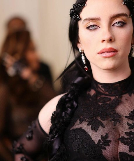 Billie Eilish photo 1032
