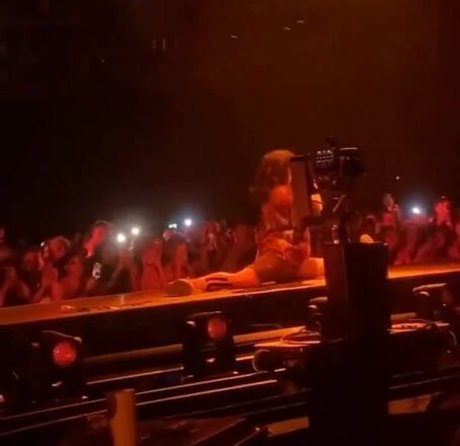 Billie Eilish photo 1044