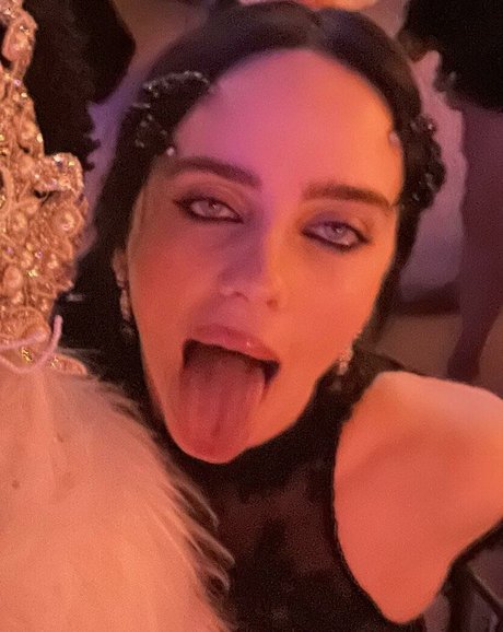 Billie Eilish photo 1048