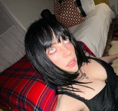 Billie Eilish photo 1060