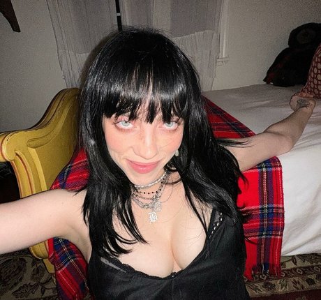 Billie Eilish photo 1062
