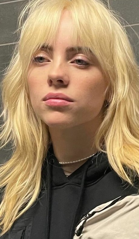 Billie Eilish photo 1225