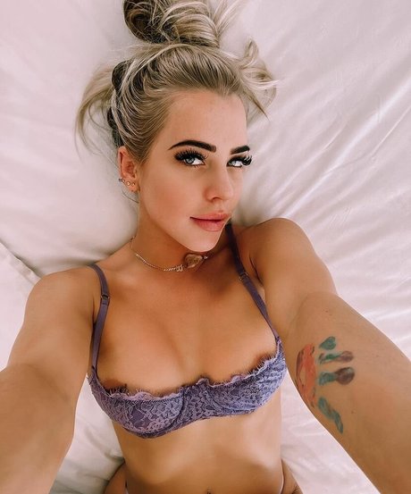 Billie Loves photo 10