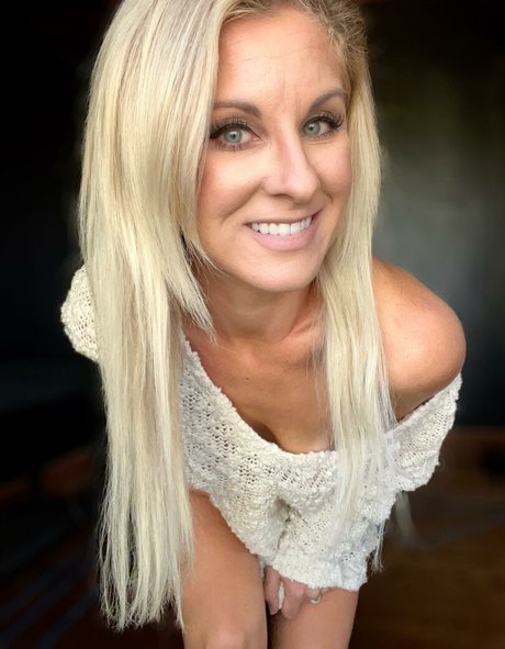 Blonde-Country-Girl photo 5