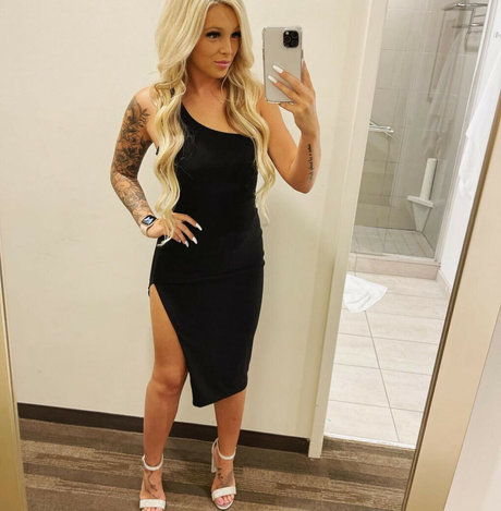 Blondebombshell383 photo 1