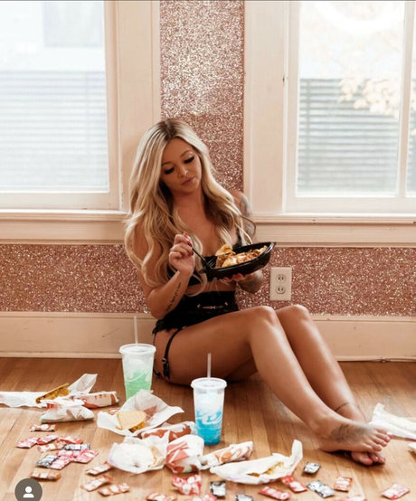 Blondebombshell383 photo 3