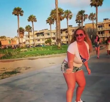 BlondiePomie photo 13