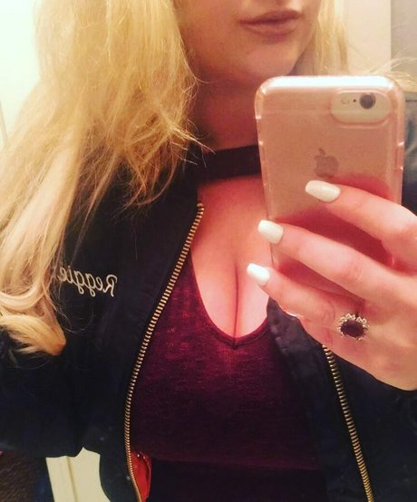 BlondiePomie photo 38
