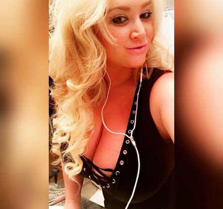 BlondiePomie photo 41