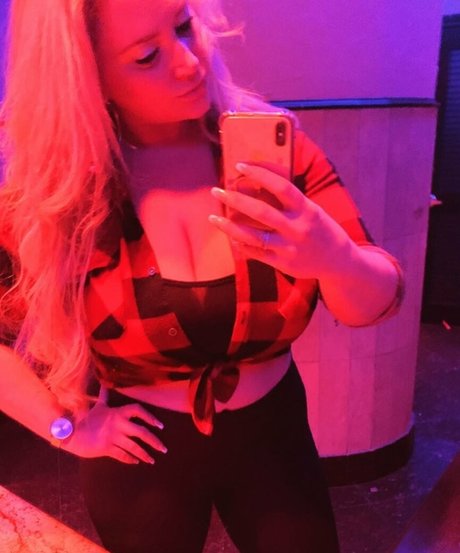 BlondiePomie photo 84