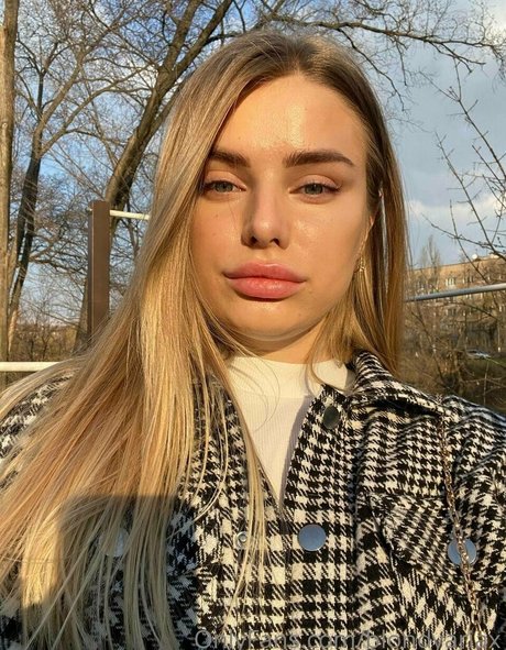 Blondyariax photo 2