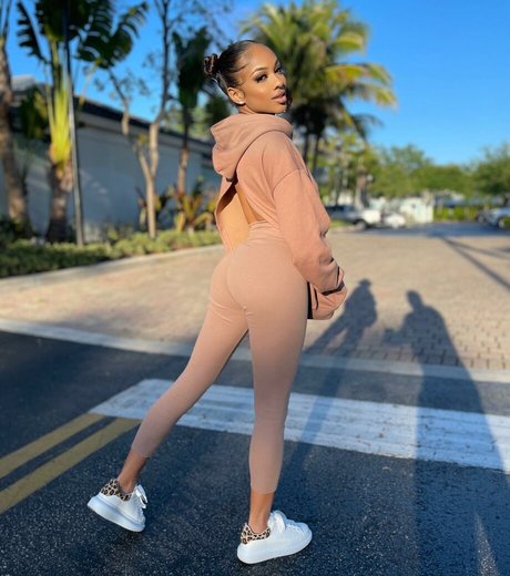 Breann Llewelyn photo 31