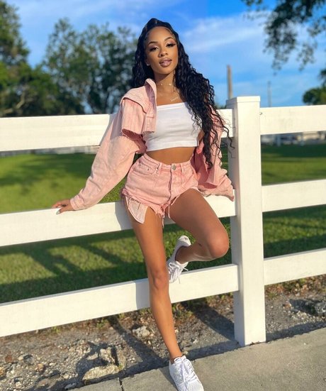 Breann Llewelyn photo 35