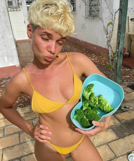 Bruna Linzmeyer photo 10