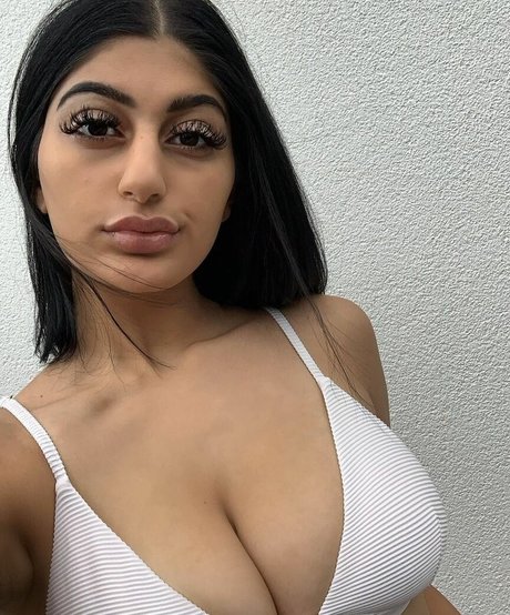 Busty Indian photo 1